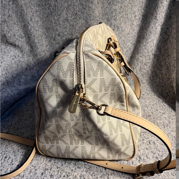 Michael Kors monogram bag with gold hardware. Bought in store - Picture 3 of 8